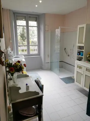 Cuisine ou kitchenette dans l'établissement Maison de bourg dans le Cantal