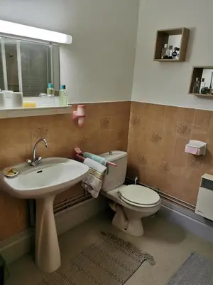 Salle de bains dans l'établissement Maison de bourg dans le Cantal