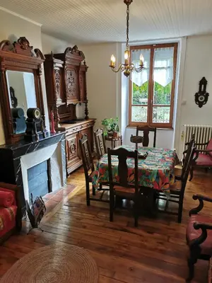 Cuisine ou kitchenette dans l'établissement Maison de bourg dans le Cantal