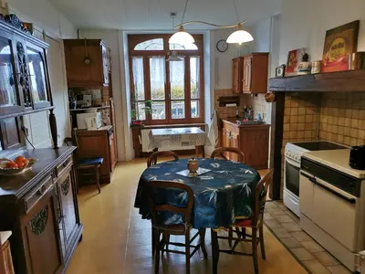 Cuisine ou kitchenette dans l'établissement Maison de bourg dans le Cantal