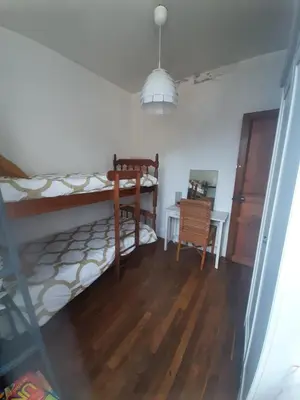 Un ou plusieurs lits dans un hébergement de l'établissement La maison à la porte bleue