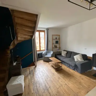 La maison à la porte bleue