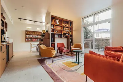 Coin salon dans l'établissement Hôtel Préfecture - Entrée autonome, réception en ligne - Encore Mieux