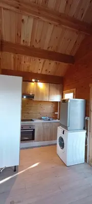 Cuisine ou kitchenette dans l'établissement Les Chalets de La Vialette