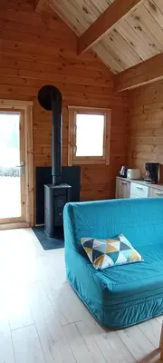 Coin salon dans l'établissement Les Chalets de La Vialette