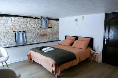 Un ou plusieurs lits dans un hébergement de l'établissement Les chambres du Roc
