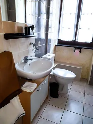 Salle de bains dans l'établissement Les chambres du Roc