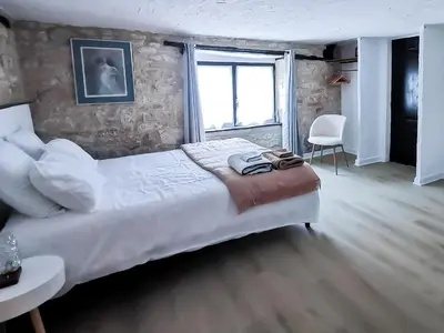 Un ou plusieurs lits dans un hébergement de l'établissement Les chambres du Roc