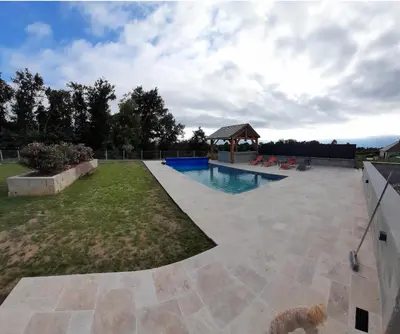 Piscine de l'établissement SUPERBE APPARTEMENT AU CALME ou située à proximité
