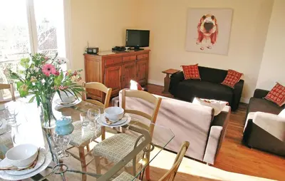 Télévision ou salle de divertissement dans l'établissement Awesome Home In Peyrat Le Château