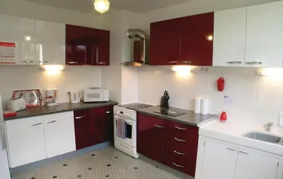 Cuisine ou kitchenette dans l'établissement Awesome Home In Peyrat Le Château