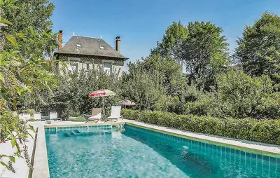 Piscine de l'établissement Amazing Home In Terrasson-Lavilledieu ou située à proximité
