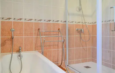 Salle de bains dans l'établissement Lovely Home In Savignac-Ledrier