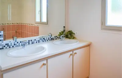 Salle de bains dans l'établissement Lovely Home In Savignac-Ledrier