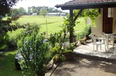 Jardin de l'établissement Maison de charme à Teyssieu avec cheminée et jardin.