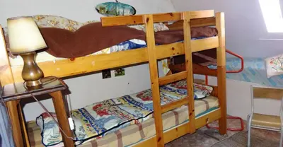 Un ou plusieurs lits superposés dans un hébergement de l'établissement Maison de charme à Teyssieu avec cheminée et jardin.