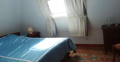 Un ou plusieurs lits dans un hébergement de l'établissement Maison de charme à Teyssieu avec cheminée et jardin.