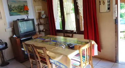 Télévision ou salle de divertissement dans l'établissement Maison de charme à Teyssieu avec cheminée et jardin.