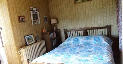 Un ou plusieurs lits dans un hébergement de l'établissement Maison de charme à Teyssieu avec cheminée et jardin.