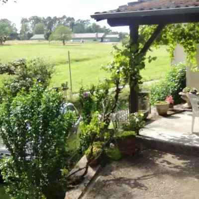 Maison de charme à Teyssieu avec cheminée et jardin.