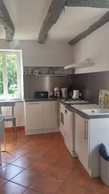 Cuisine ou kitchenette dans l'établissement Le Moulin