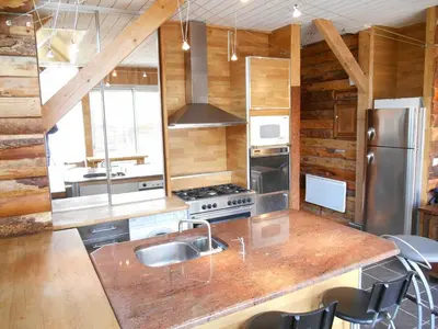 Cuisine ou kitchenette dans l'établissement Maison du Giraldès Claux Puy Mary GR400 gite chalet