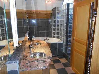 Salle de bains dans l'établissement Maison du Giraldès Claux Puy Mary GR400 gite chalet