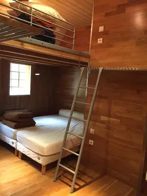 Un ou plusieurs lits dans un hébergement de l'établissement Maison du Giraldès Claux Puy Mary GR400 gite chalet