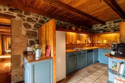 Cuisine ou kitchenette dans l'établissement L'Impradine, grand gîte vue et nature splendides