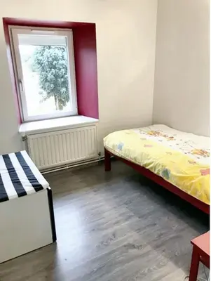 Un ou plusieurs lits dans un hébergement de l'établissement Maison conviviale à Bagnols avec terrasse et jardin