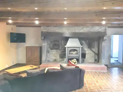 Coin salon dans l'établissement Maison conviviale à Bagnols avec terrasse et jardin