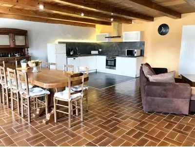 Cuisine ou kitchenette dans l'établissement Maison conviviale à Bagnols avec terrasse et jardin