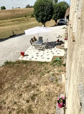 Jardin de l'établissement Maison conviviale à Bagnols avec terrasse et jardin