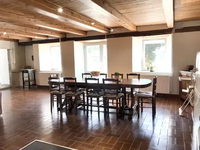 Restaurant ou autre lieu de restauration dans l'établissement Maison conviviale à Bagnols avec terrasse et jardin