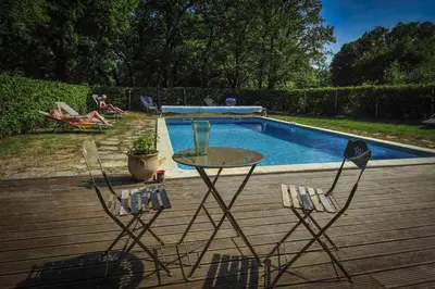Piscine de l'établissement L'Appartement des Esclargies ou située à proximité