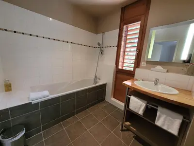 Salle de bains dans l'établissement L'Appartement des Esclargies