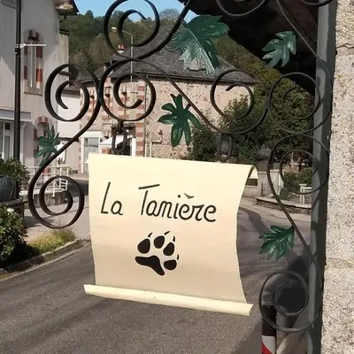 Certificat, récompense, panneau ou autre document affiché dans l'établissement La tanière