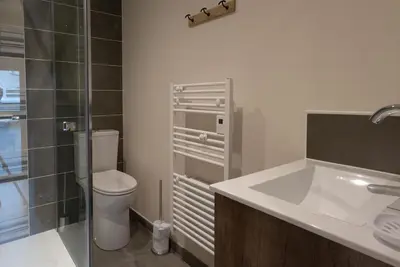 Salle de bains dans l'établissement Le Pamparou, coquette maison au calme