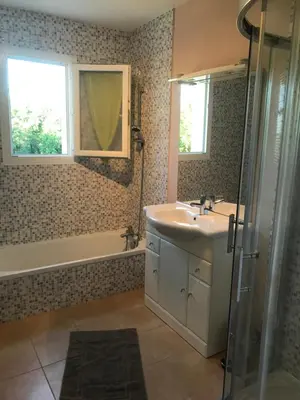 Salle de bains dans l'établissement Vacances à Pomié