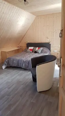 Un ou plusieurs lits dans un hébergement de l'établissement la maison des fleurs studio