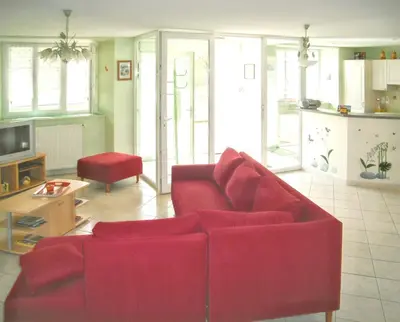 Coin salon dans l'établissement Maison de charme à Valuéjols avec vue sur les montagnes