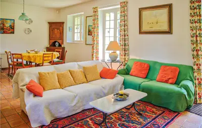 Coin salon dans l'établissement Nice Home In Janailhac With Wifi