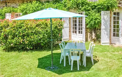 Jardin de l'établissement Nice Home In Janailhac With Wifi