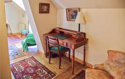 Coin salon dans l'établissement Nice Home In Janailhac With Wifi