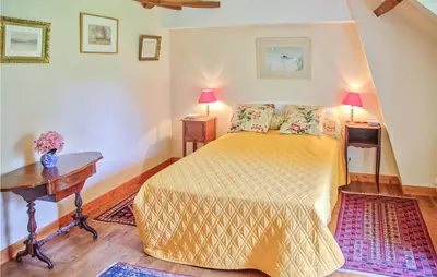 Un ou plusieurs lits dans un hébergement de l'établissement Nice Home In Janailhac With Wifi