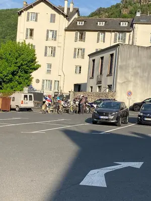 Vélo sur le terrain de l'établissement HOME LE SOFT Vic sur Cère ou dans les environs