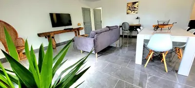 Télévision ou salle de divertissement dans l'établissement MAISON PLEIN-PIED DÉTENTE ASSUREE Clim-BBQ