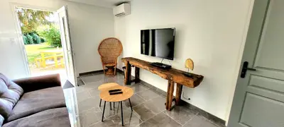 Télévision ou salle de divertissement dans l'établissement MAISON PLEIN-PIED DÉTENTE ASSUREE Clim-BBQ