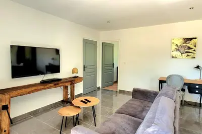Télévision ou salle de divertissement dans l'établissement MAISON PLEIN-PIED DÉTENTE ASSUREE Clim-BBQ