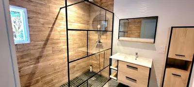 Salle de bains dans l'établissement MAISON PLEIN-PIED DÉTENTE ASSUREE Clim-BBQ